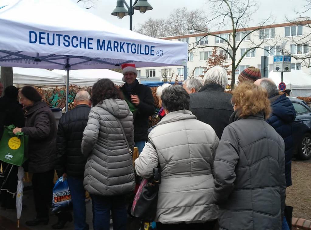 Martin Rosmiarek beim Teeausschank auf dem Opladener Wochenmarkt // Quelle: Deutsche Marktgilde
